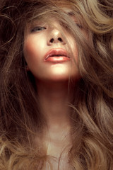 Naklejka premium Close-up portrait of beautiful woman with bright make-up