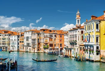 Der Canal Grande mit Gondeln und bunten Häusern, Venedig, Italien © efired