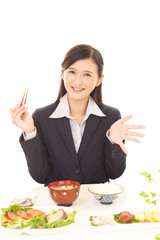 食事を楽しむ女性