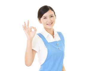 笑顔の女性作業員