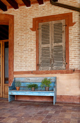 Fototapeta na wymiar Ambiente con finestra e panchina in legno