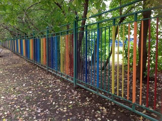 забор цвета радуги