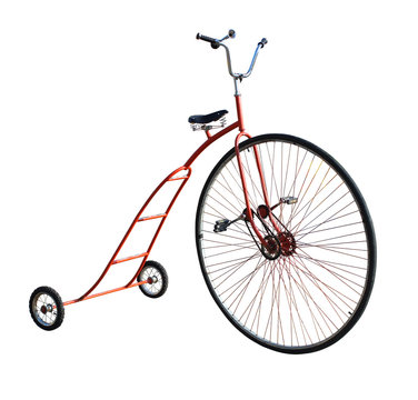 Старинный трехколесный красный велосипед с большим колесом