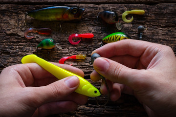 man pierces hook bait for fishing © itakdalee