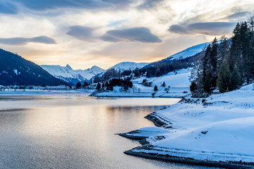 Obraz premium Evening winter scenery of Davos Lake, Switzerland.