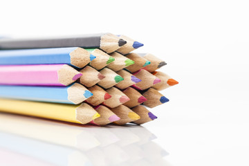 Haufen mit Buntstiften