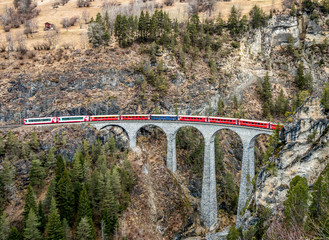 Fototapeta premium Bernina express above Landwasser Viaduct at Filisur, Switzerland.
