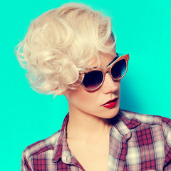 Fototapeta na wymiar Blonde style fashion portrait