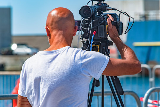 Produzione video di un team professionale di cameramen di una avvenimento giornalistico