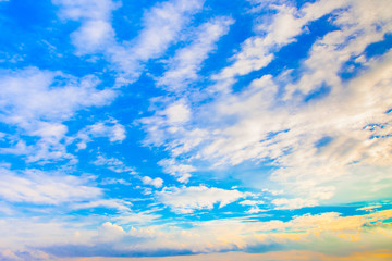 Obraz premium cloudy blue sky