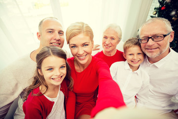 Obraz premium smiling family making selfie at home