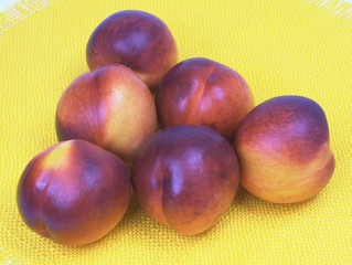 Pfirsiche auf dem Tisch