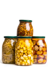 Insieme di vasi  di vetro con verdure sott’olio isolati su sfondo bianco