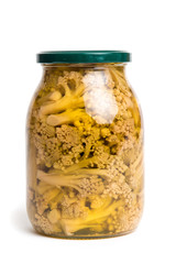 Vaso di vetro con cavolfiore isolato su sfondo bianco