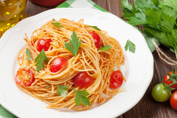 Spaghetti pasta with tomatoes and parsley