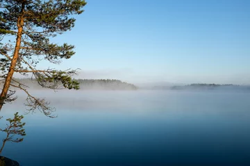 Türaufkleber Natur Schöner Seeblick im frühen Morgenlicht und Nebel auf der Seeoberfläche, Finnland.