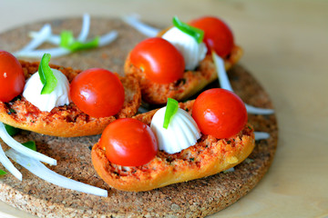 appetizer,bakery,canape,crusty,delicious,snack,meal,food,fresh,tomato,healthy,italian,mediterranean,olive oil,table,wooden,toast,onion,plate,oregano,mozzarella,vegetable,macro 