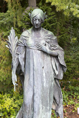 Fototapeta premium Frauenstatue mit Palmzweig