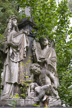Drei Engel auf altem Grabstein