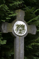 Altes Steinkreuz mit Jesuskopf