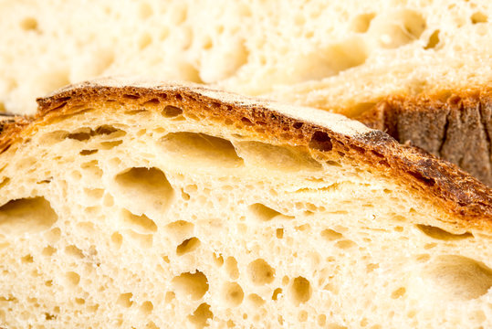 Fette di pane casereccio isolato