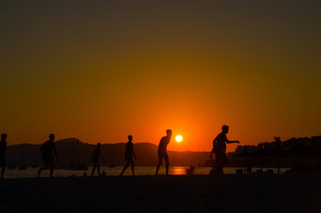 Fototapeta premium Fussball beim Sonnenuntergang
