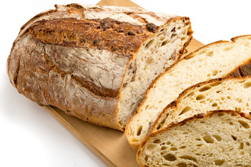 Pagnotta casereccia tagliata e isolata su sfondo bianco