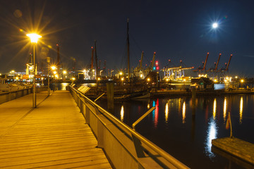 Fototapeta na wymiar Hamburger Hafen an der Elbe