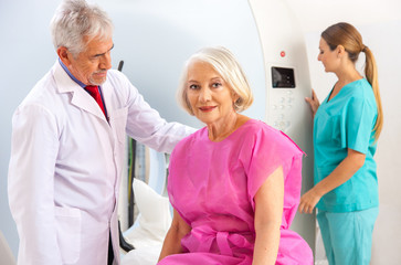 Obraz premium Patient undergoing mri scan with doctor assistance