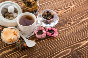 Obraz na płótnie Canvas Tea cups with teapot on old wooden table