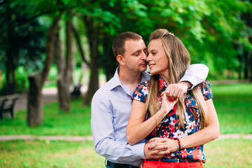 Naklejka premium Happy young couple in love. Park outdoors.