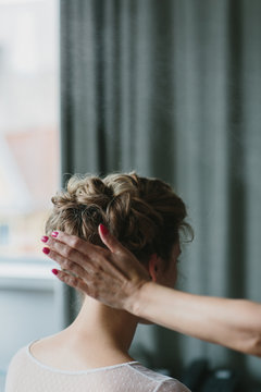 Braut bei der Friseurin 