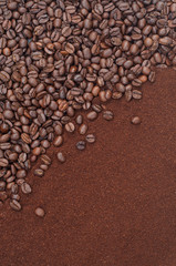 Ganze Kaffeebohnen und gemahlenes Kaffeepulver, Hintergrund, Kaffeeangebot, aromatisch, plakativ,...