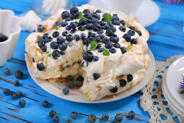blueberry pavlova cake