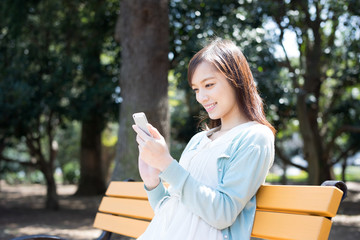 スマートフォンを使う女性