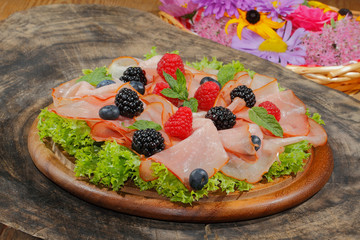 Schinkenplatte, Schinken, Früchte, Himbeeren, Blaubeeren, Brombe