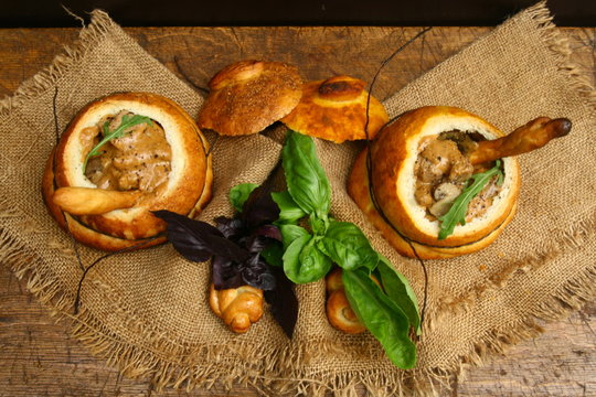 мясо в горшочках.