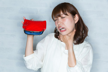 財布　/ 首を絞める女性