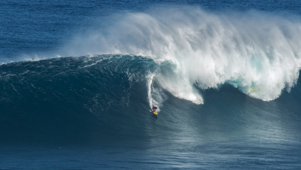MAUI, HAWAII, USA-DECEMBER 10, 2014: Unknown surfers are riding - obrazy, fototapety, plakaty
