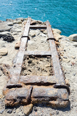 vecchi binari arrugginiti di una miniera sul mare