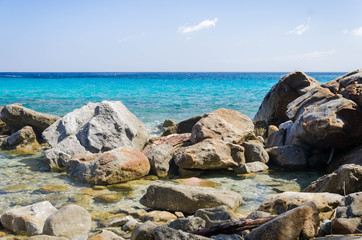 spiaggetta rocciosa con mare turchese