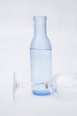 AGUA EN RECIPIENTE DE CRISTAL