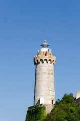 faro con sfondo cielo azzurro