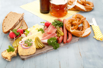 appetitlicher bayrischer Brotzeitteller