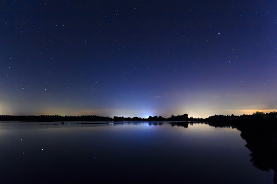 Nachts am See Sternenhimmel &uuml;ber dem Wasser