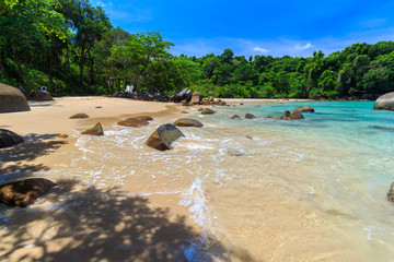 Naklejka premium Small Sandy Beach im Lam Ru Nationalpark Khao Lak, Thailand