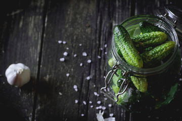 Preparation of low-salt pickled cucumbers