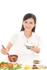 食事を楽しむ女性　