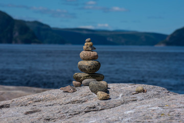 steinmännchen am saguenay fjord bei tadoussac, kanada