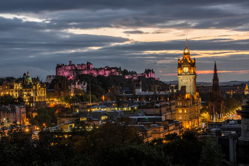 Fototapeta na wymiar Edinburgh castle and Cityscape at night, Scotland UK